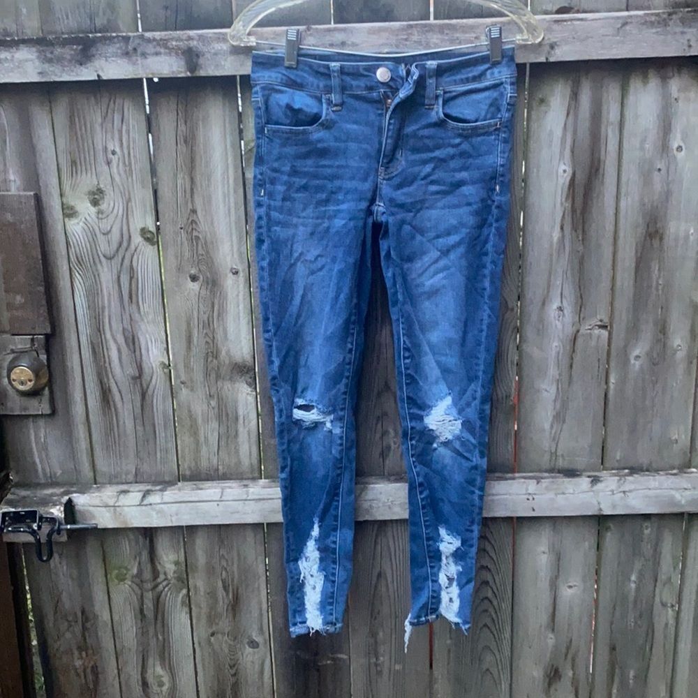 American Eagle Outfitters distressed jeans sz. 4